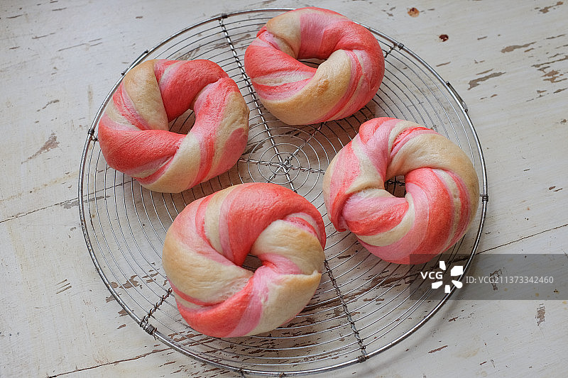 桌子上的粉色漩涡百吉饼图片素材