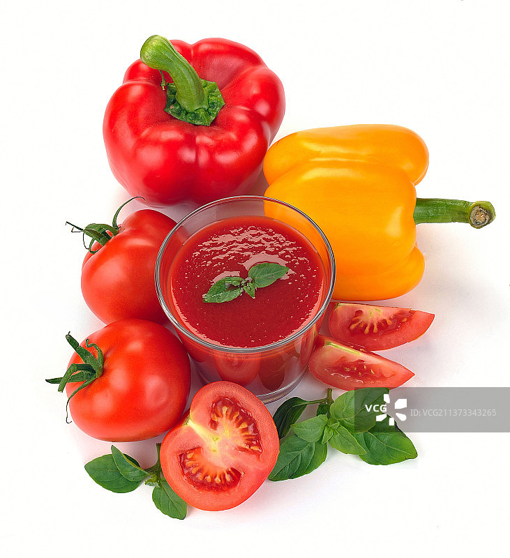 黑色背景下，堪萨斯州福恩克里克镇的桌子上，西红柿与香草和大蒜特写图片素材