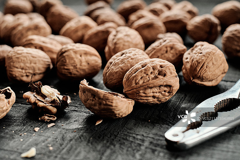 桌上的核桃特写图片素材