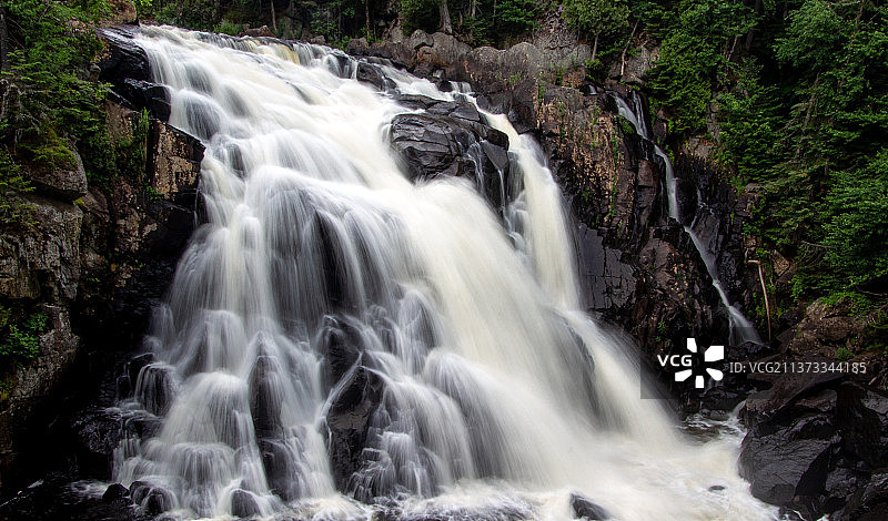 魔鬼瀑布：森林瀑布风景图片素材