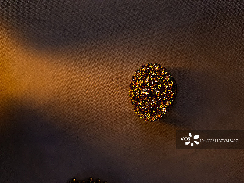 桌上发光珠宝特写图片素材