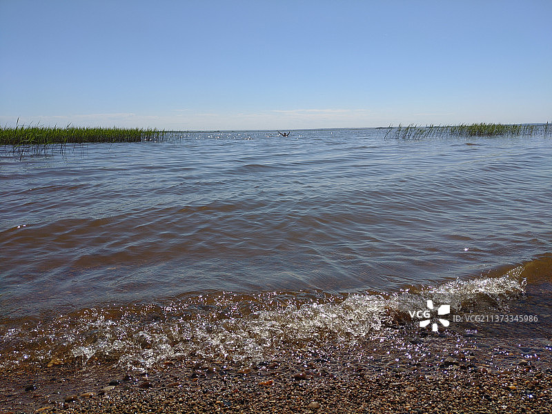 清澈的天空衬托着美丽的海景图片素材