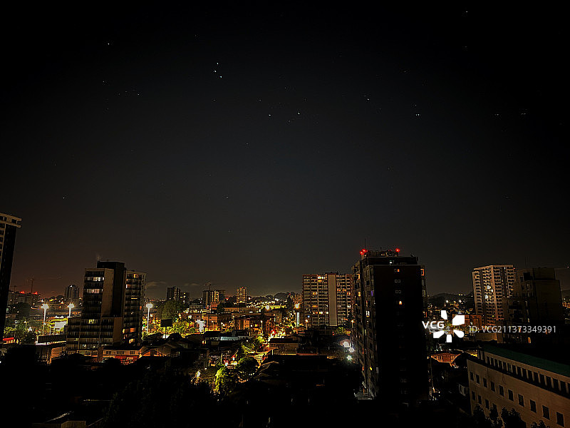 智利康塞普西翁夜间照明建筑高角度视图图片素材