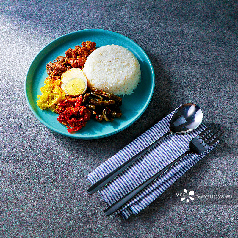 准备下午餐，碗里的食物高角度视图图片素材