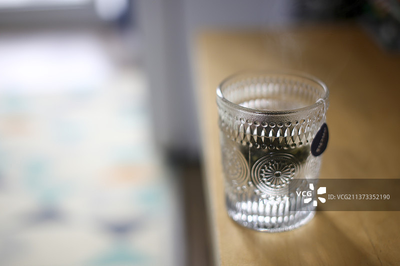 复古的玻璃杯子是冲泡好的茶图片素材