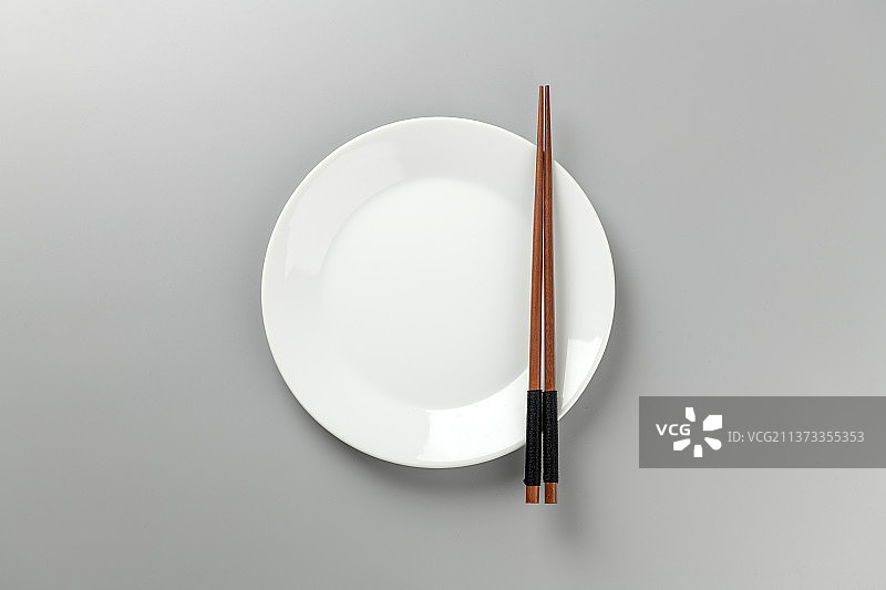 空盘子和筷子刀叉特写光盘行动创意图片图片素材
