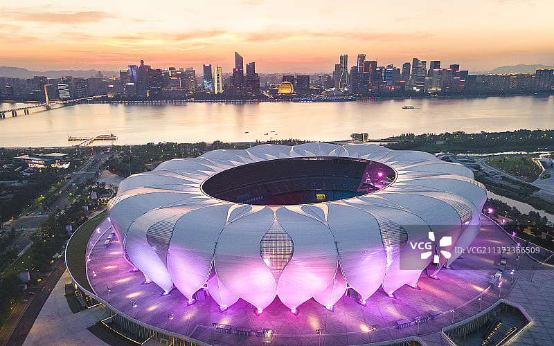 航拍杭州亚运会主场馆大莲花夜景图片素材