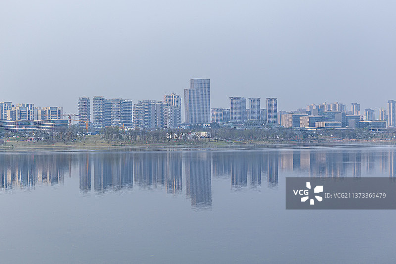 成都天府新区兴隆湖建筑倒影城市风光图片素材