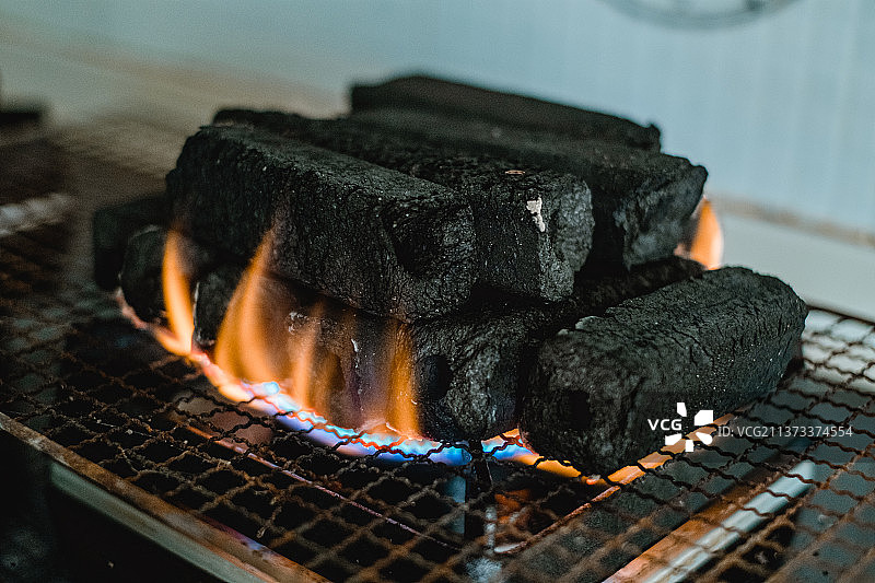 火炉上的烧烤用的碳图片素材