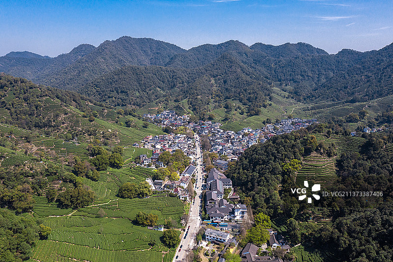 杭州梅家坞龙井茶茶田和茶村全景航拍图片素材