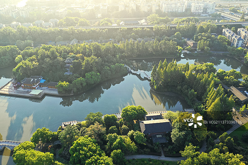 晨曦中的白鹭洲公园+江苏省南京市秦淮区白鹭洲公园图片素材