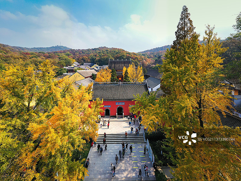 秋林中的栖霞古寺+江苏省南京市栖霞区栖霞山风景名胜区图片素材