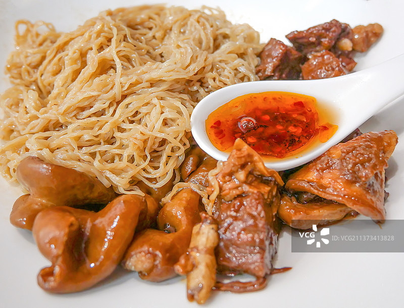 特色粤菜：猪肠牛腩捞面图片素材