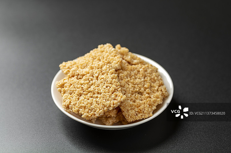 健康食品锅巴和橙汁茶水特写图片素材