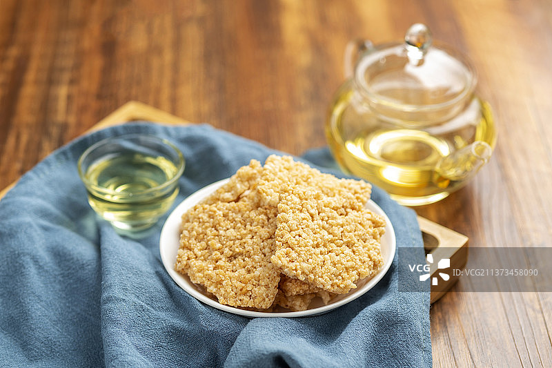 健康食品锅巴和橙汁茶水特写图片素材