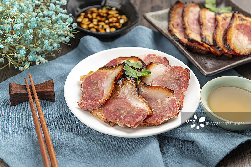一盘酱猪肘子摆放在木桌面上特写图片素材
