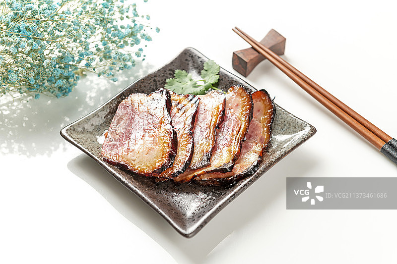 一盘酱猪肘子摆放在木桌面上特写图片素材