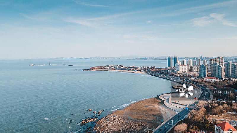航拍视角下的城市天际线图片素材