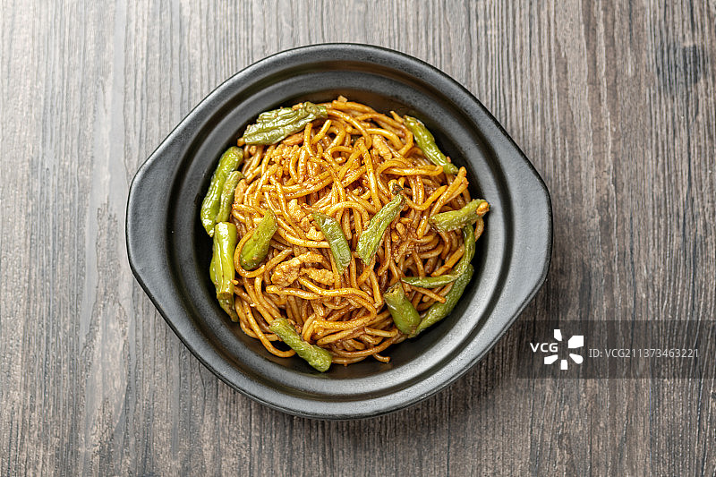 一盘扁豆焖面特写图片素材