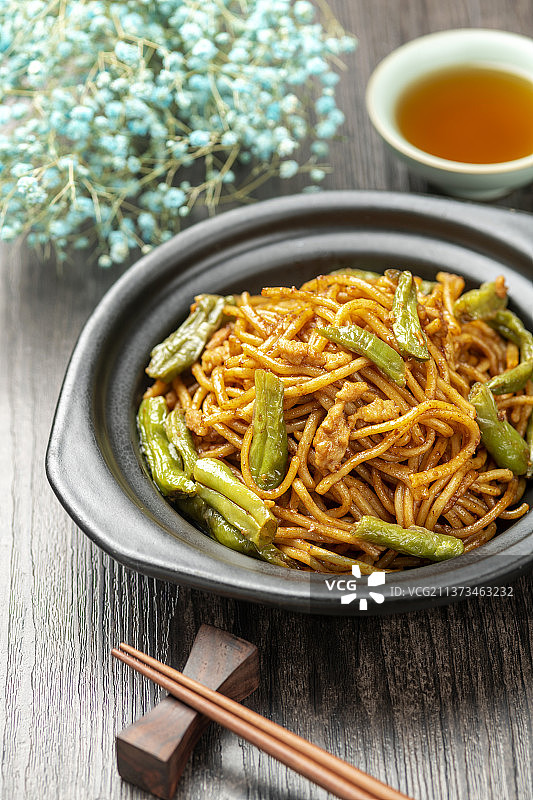 一盘扁豆焖面特写图片素材