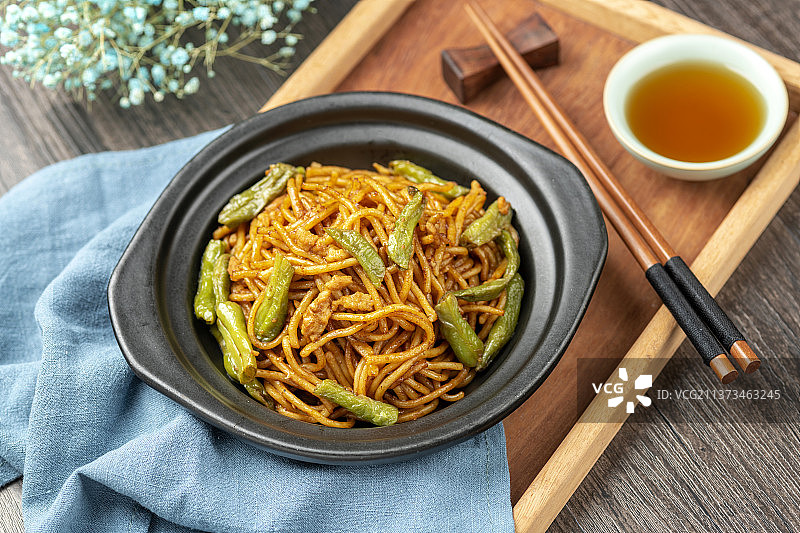 一盘扁豆焖面特写图片素材