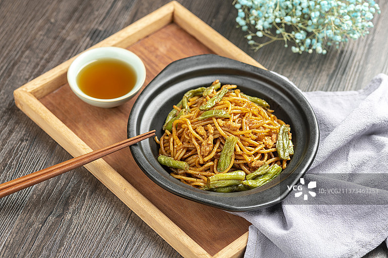 一盘扁豆焖面特写图片素材