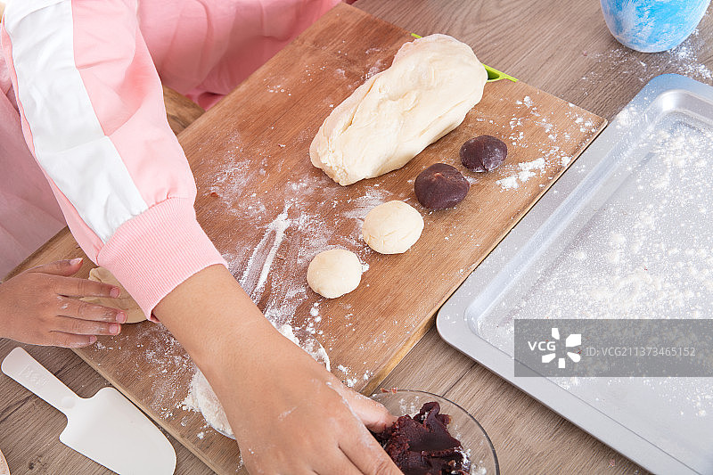 厨房里制作豆沙馅的中秋月饼图片素材