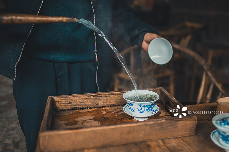 老茶馆倒茶图片素材