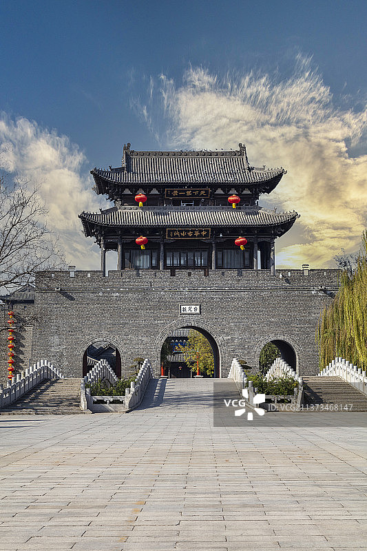 中国山东枣庄台儿庄古城东门城楼图片素材
