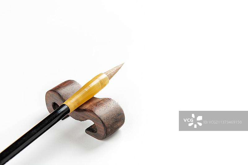 一支架在笔架上的毛笔特写白色背景图片素材