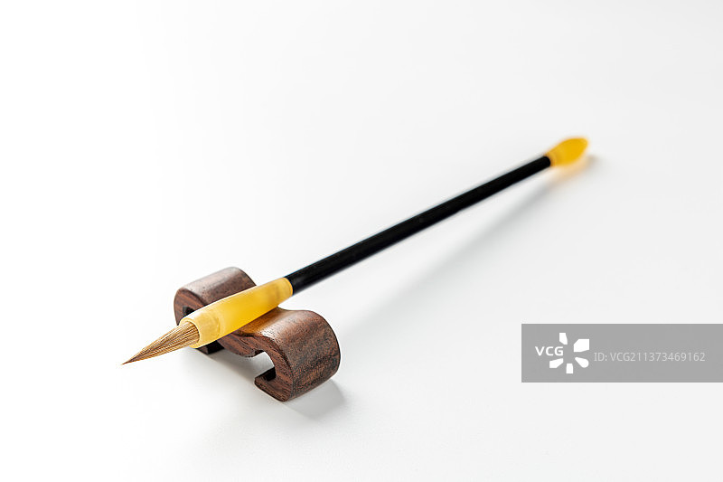 一支架在笔架上的毛笔特写白色背景图片素材