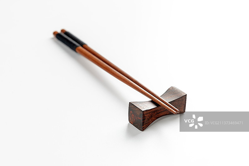 木制餐具木筷子木勺特写白色背景图片素材