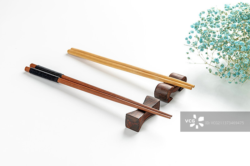 木制餐具木筷子木勺特写白色背景图片素材