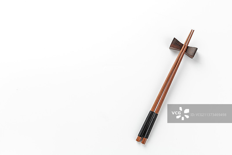 木制餐具木筷子木勺特写白色背景图片素材