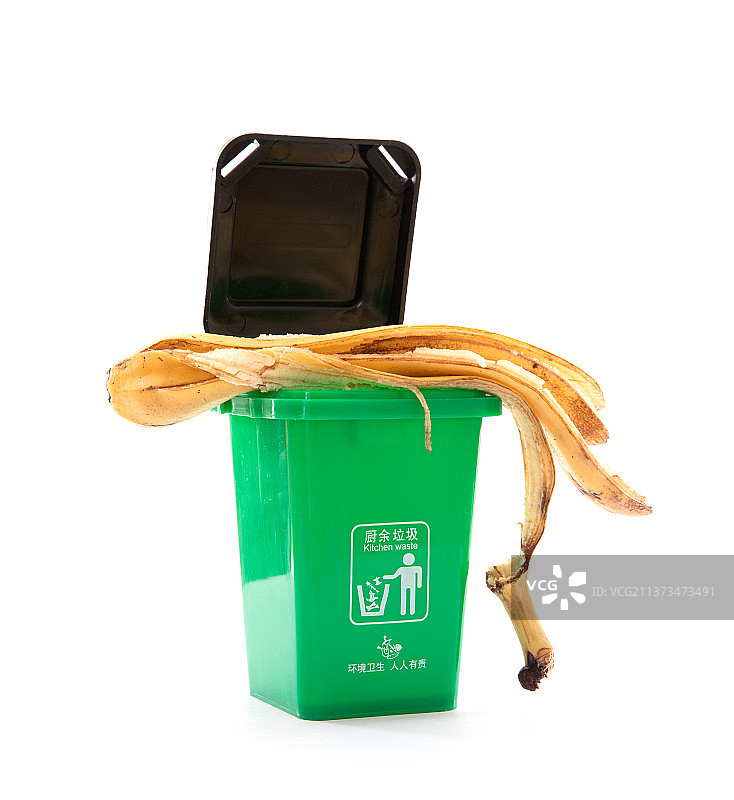 白背景上绿色的厨余垃圾垃圾桶和香蕉皮图片素材