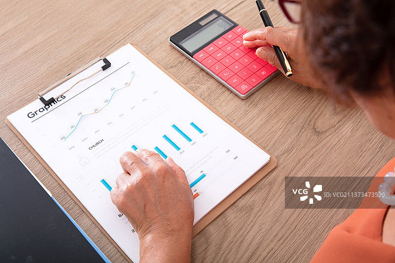 俯视拍摄金融会计师正在处理工作图片素材