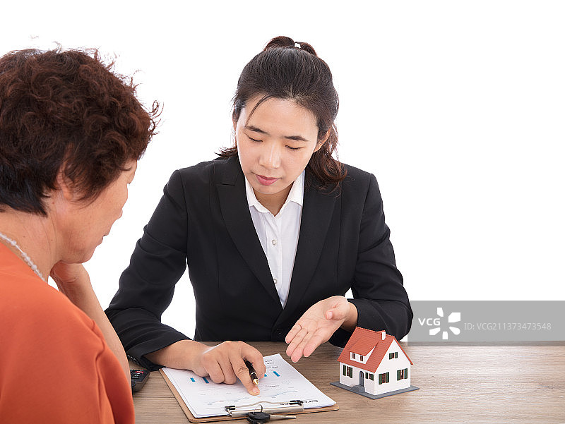 身着正装的女性房地产销售人员正给买房者推荐合适的住房图片素材