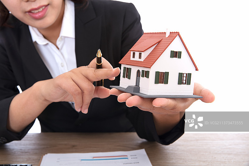 房地产销售认真的在给投资者讲解房子的优势图片素材