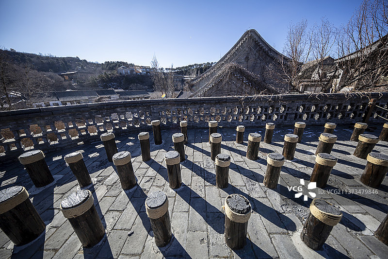 北京密云古北水镇：震远镖局练武场梅花桩图片素材