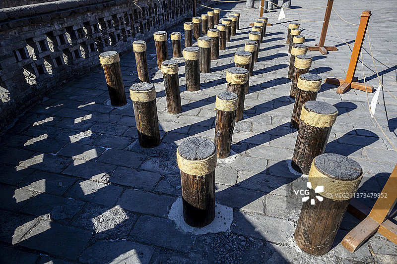 北京密云古北水镇：震远镖局练武场梅花桩图片素材