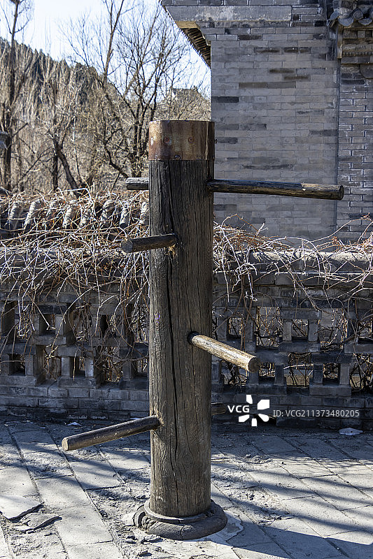 北京密云古北水镇：震远镖局练武场拳桩图片素材