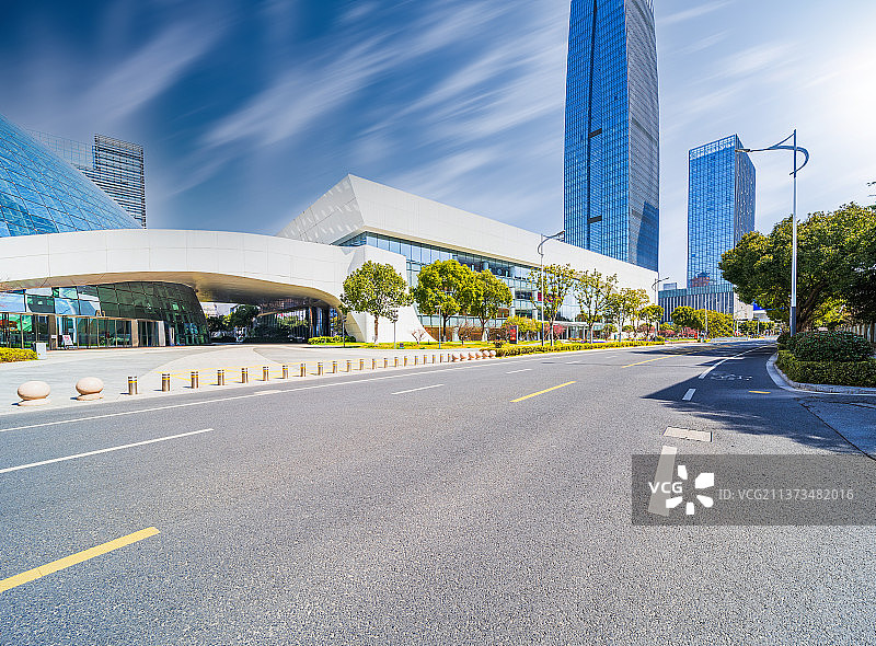 现代城市剧院建筑广场公路汽车背景图图片素材