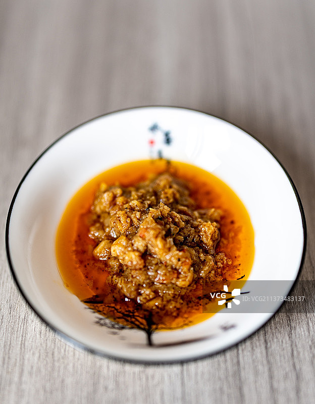 摆放在桌子上的一碟蒜蓉海鲜酱黄灯笼辣椒酱调料调味品图片素材