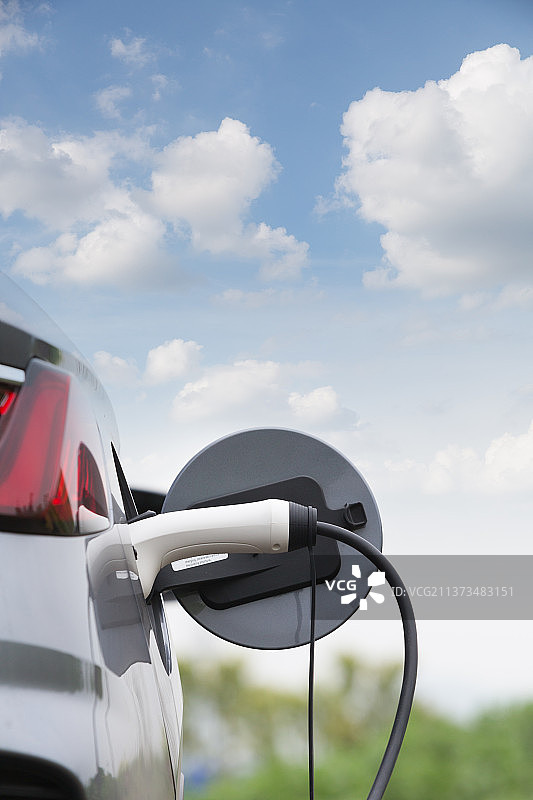 天空下的新能源车辆在充电，蓝天白云清洁能源图片素材