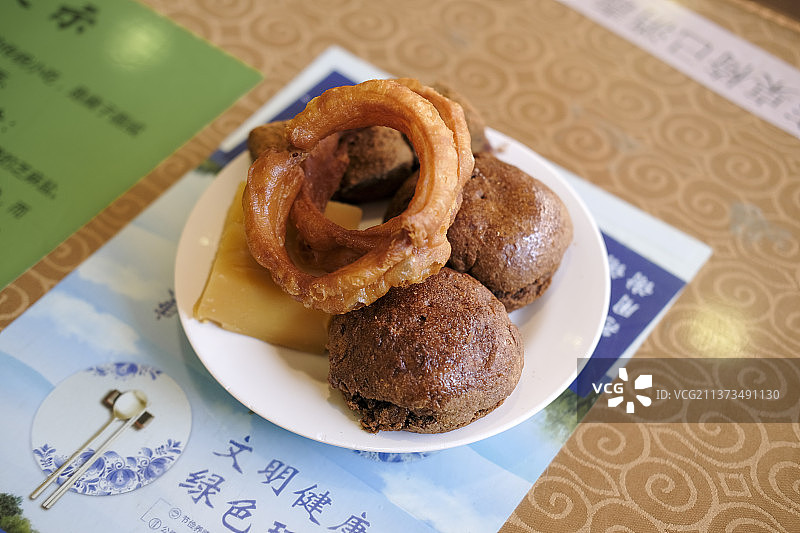 北京小吃丨护国寺小吃丨焦圈儿丨豆汁儿丨驴打滚丨艾窝窝丨麻酱火烧丨面茶丨杏仁豆腐图片素材