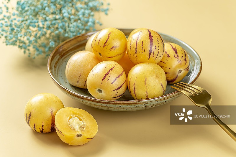 一盘人参果摆放在桌面上特写图片素材