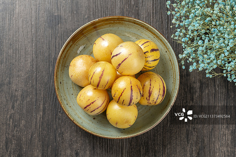 一盘人参果摆放在桌面上特写图片素材