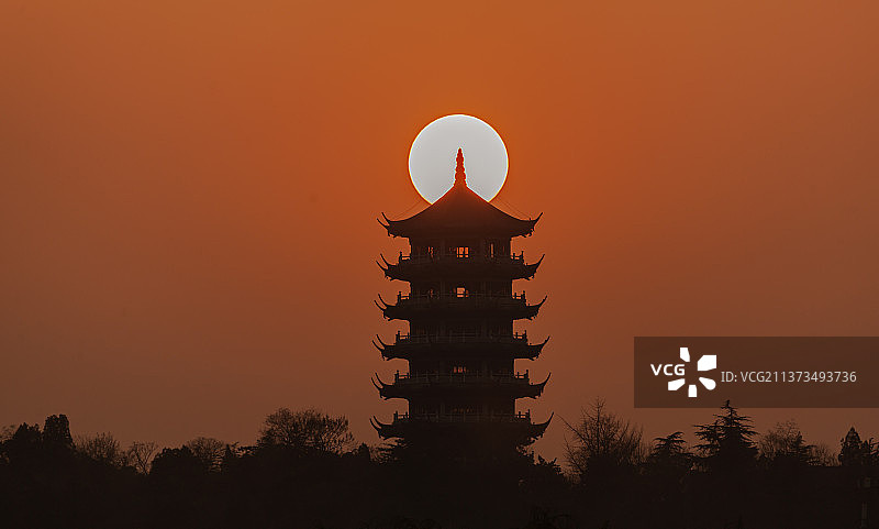 春分时节的高塔悬日图片素材