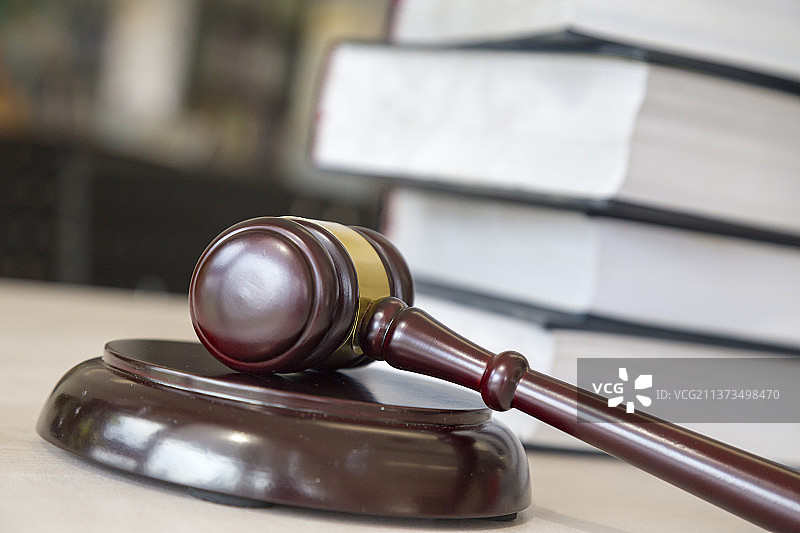 司法槌与法律书籍静物特写图片素材