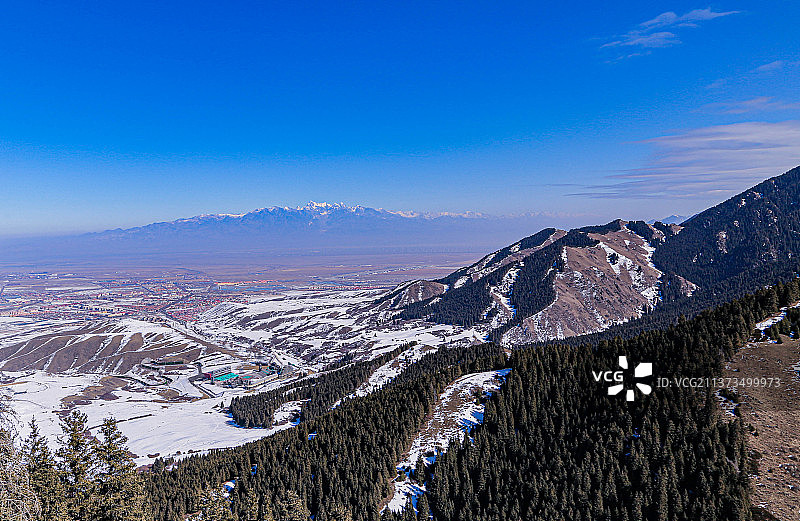 远处的博格达峰图片素材